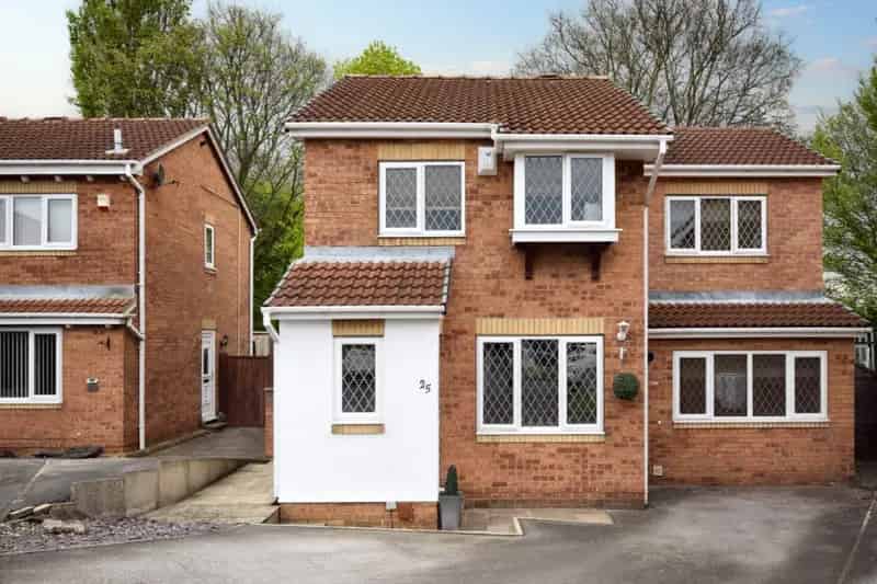 3 Bedroom Detached House with Garden and Off-Street Parking