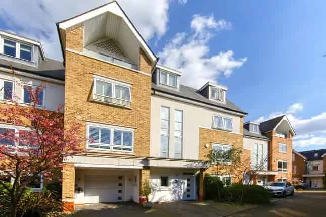 Semi Detached House for Sale in London SW12