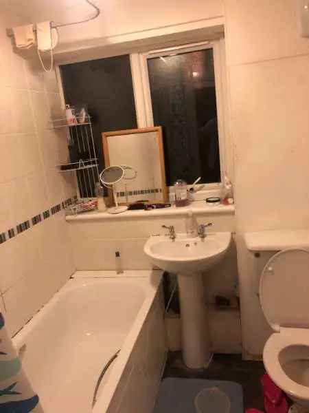 Flat For Rent in Wakefield, England