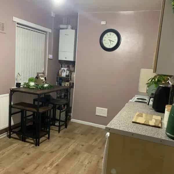 2 Bed End House Near Schools and Amenities