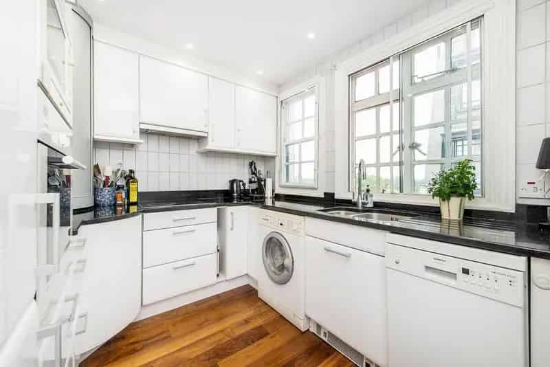 Three Double Bedroom West Facing Apartment in Prestigious Portered Block