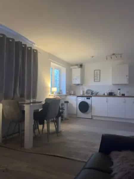 Spacious 2-Bedroom Ground Floor Flat Near Tesco
