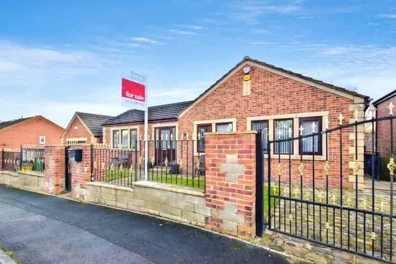 Modern Detached Home 4 Beds 2 Kitchens Ideal Family Home