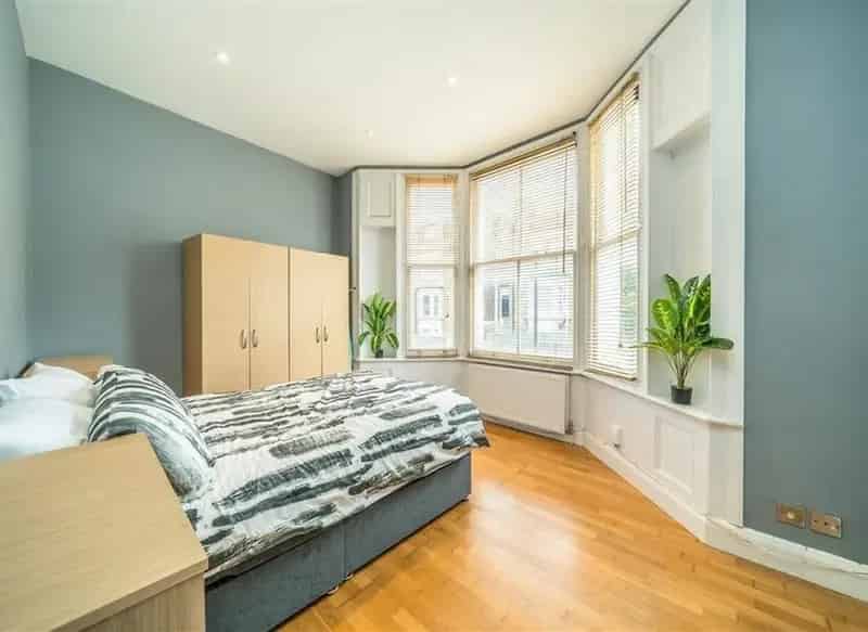 2 Bed Period Conversion Flat Near Brixton Clapham