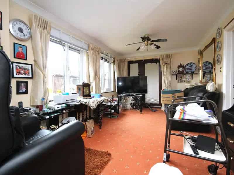2 Bed Flat for Sale Near Shops and Schools