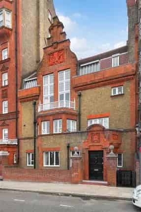 Unique Studio House in Chelsea Tite Street
