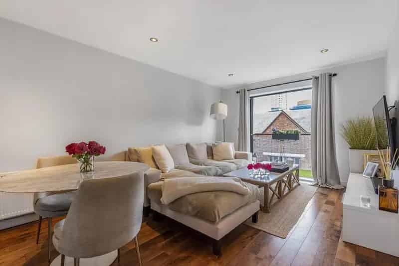 712sqft 2-Bed 2-Bath Modern Apartment with Balcony & Parking