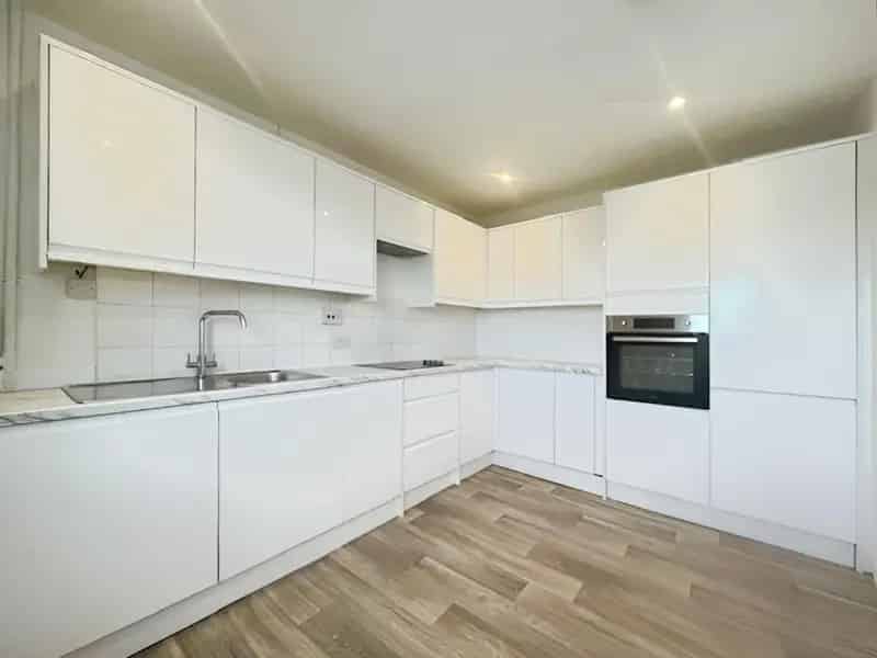 2 Bedroom Flat Worcester Park - Newly Refurbished Apartment