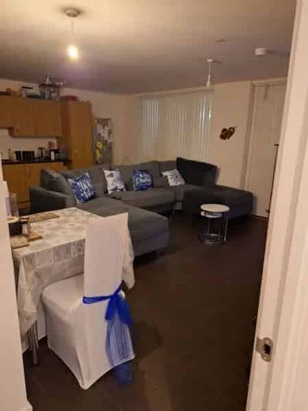 Second Floor Flat Near Westfield with 2 Balconies