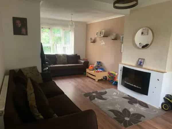 2 Bed House with Parking and Gardens - Ideal for Families