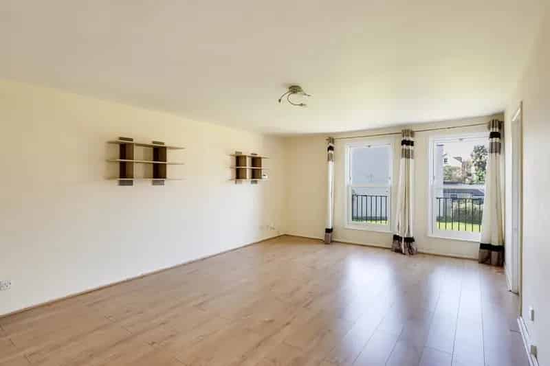 2 Bedroom Flat to Rent with Communal Gardens and Parking