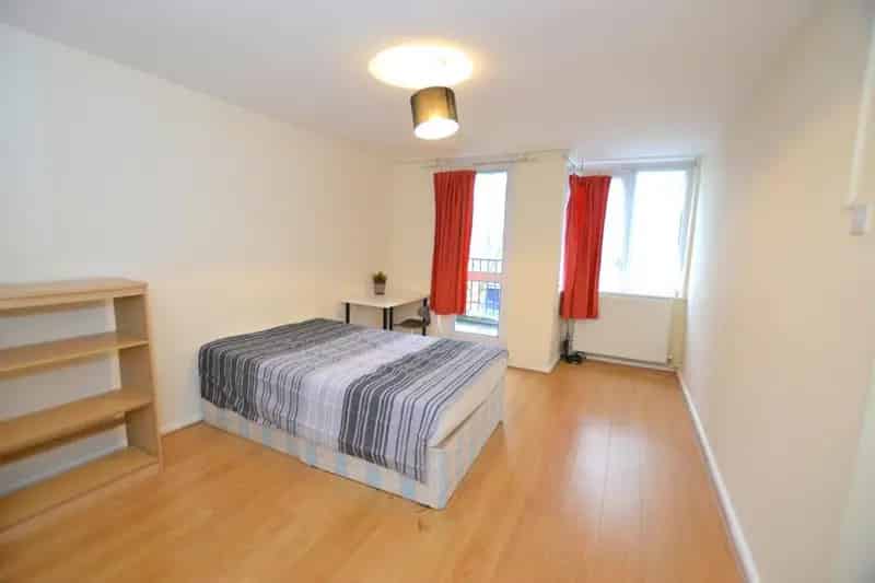 1 Bedroom Flat Share E14 Zone 2 - Recently Refurbished