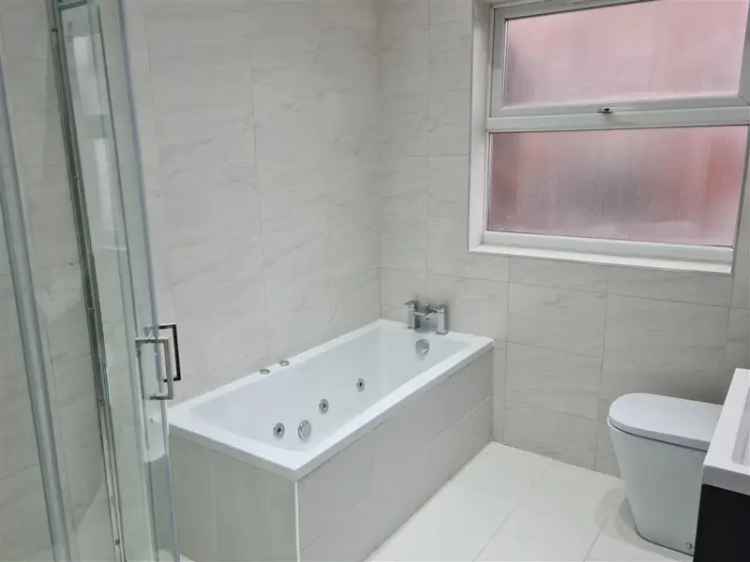 5 Bedroom Family Home Nottingham High Specification Modern Kitchen Diner