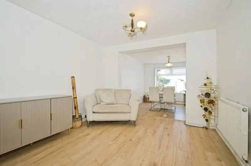 3 Bedroom Semi-Detached House Near Amenities and Schools