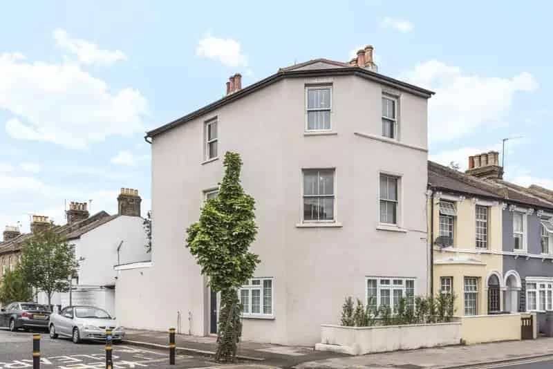 Spacious Split Level Apartment Near Transport Links