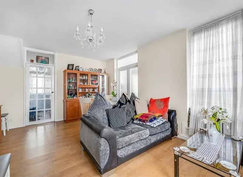 3 Bedroom Split Level Flat Near Nine Elms Tube
