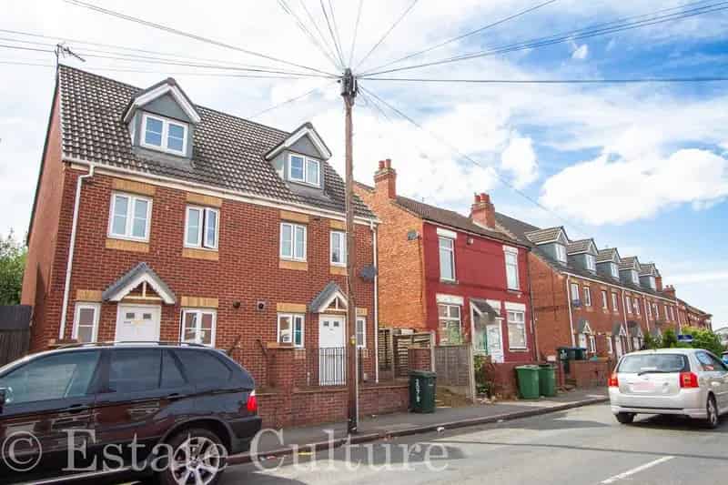 3 Bedroom Semi-Detached House to Rent