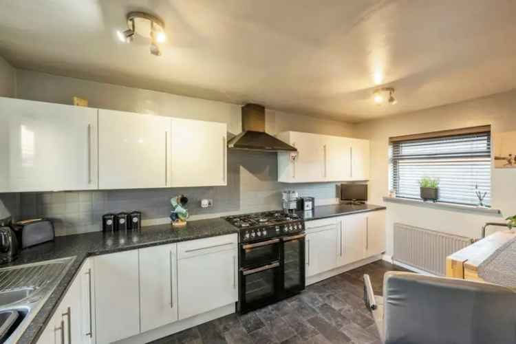 Modern Detached Family Home with Spacious Gardens and Driveway Parking