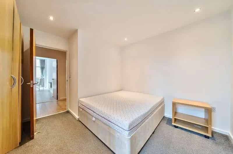 2 Bed Flat for Sale Top Floor Parking Balcony No Upward Chain