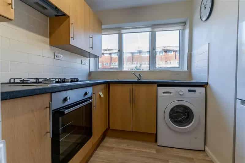 2 Bedroom Flat for Sale No Upward Chain Desirable Location