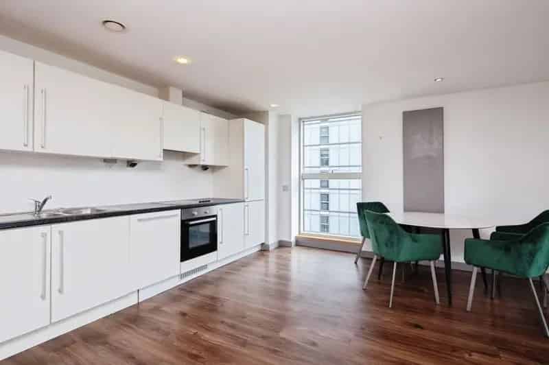 2 Bed Apartment Salford Quays Stunning Water Views Secure Parking