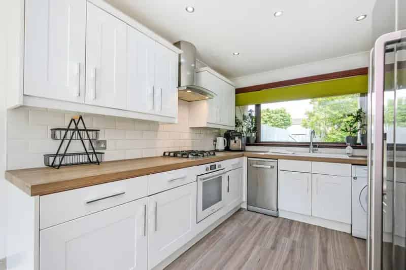 3 Bedroom End Terrace Home Gas CH Double Glazing Fitted Kitchen Gardens