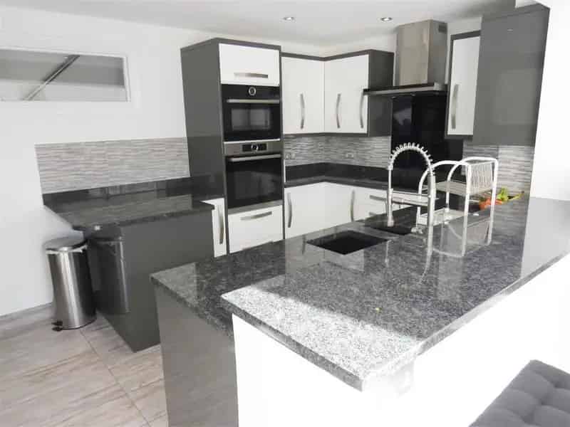 Modern 3 Bedroom House with Garden and Off Road Parking
