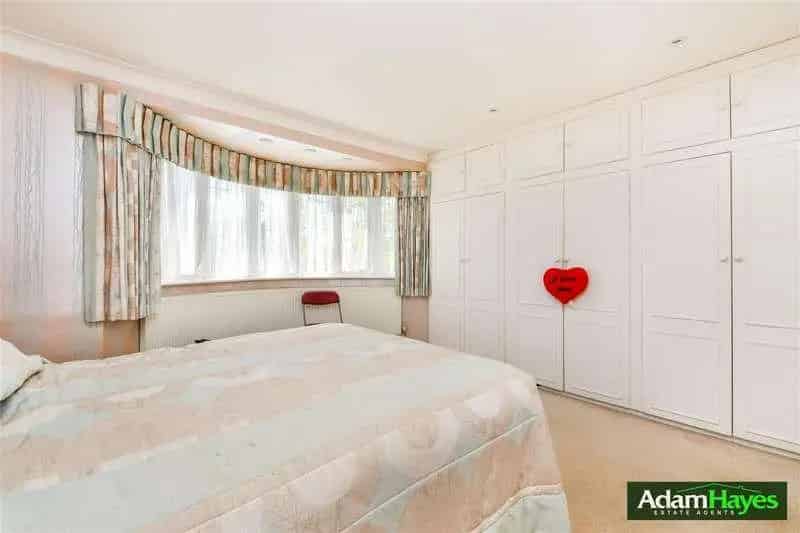 5 bed house for sale