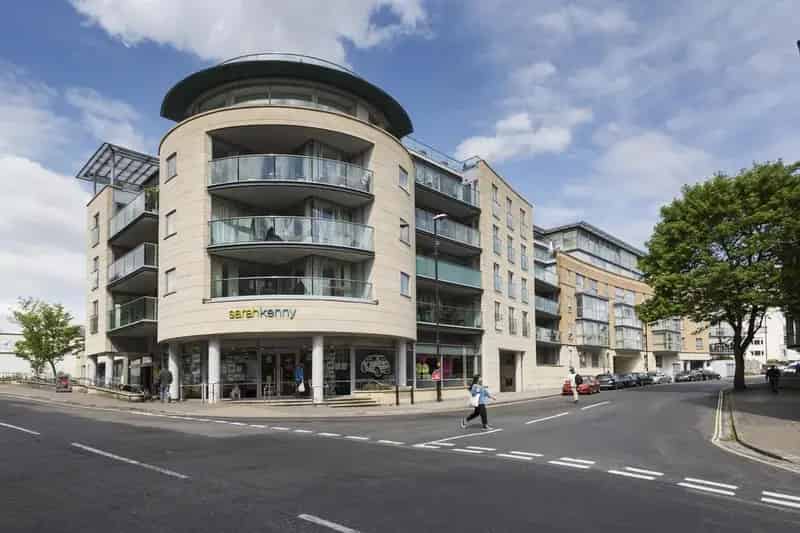 2 Bedroom Clifton Apartment with Balcony and Parking