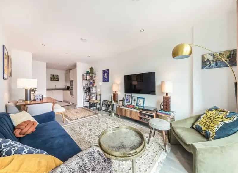 Brixton One Double Bedroom Apartment with Balcony