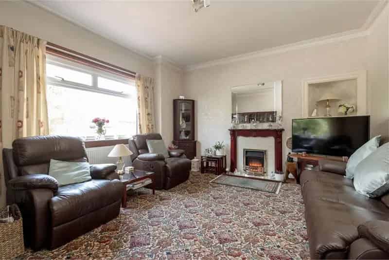 5 Bed House - Semi Detached with 1 Reception Room
