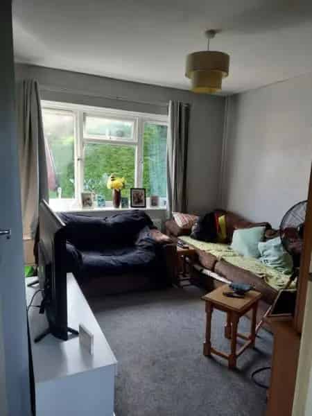 2 Bed House Large Drive Garden Outhouse