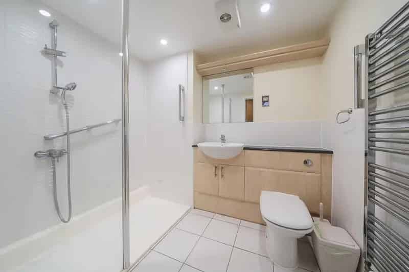 2 Bedroom Flat for Sale - Ground Floor Apartment with Parking and Patio