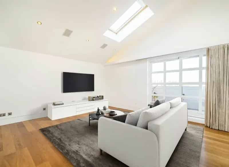 Two Bedroom Notting Hill Penthouse with Parking and Porter