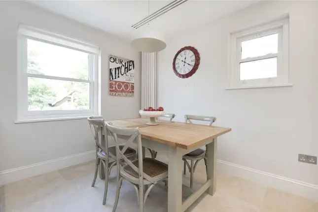 Flat to rent in Arkwright Road, Hampstead, London NW3