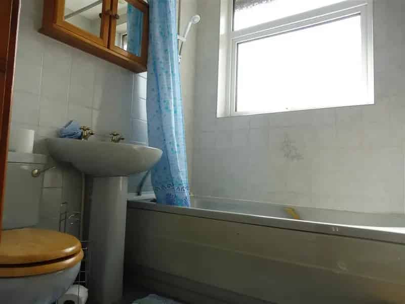 Three Bedroom Semi Detached House Saffron Lane Leicester