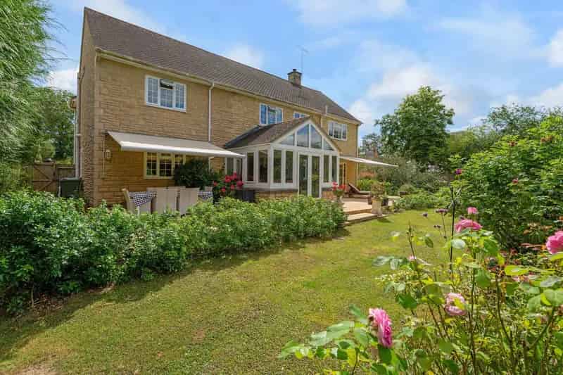 5 Bedroom Detached Cotswolds Family Home