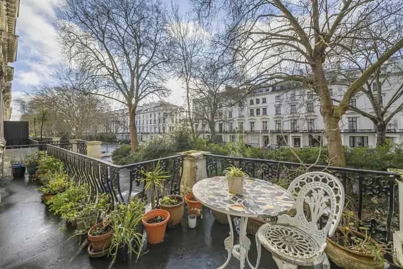 Westbourne Terrace Apartment: High Ceilings, Mezzanine, Balcony