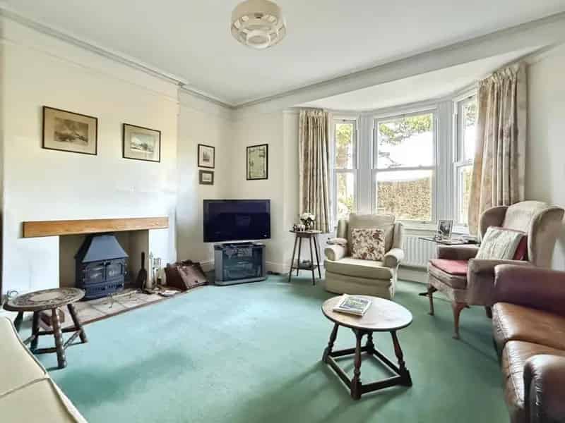 6 Bedroom Detached House For Sale