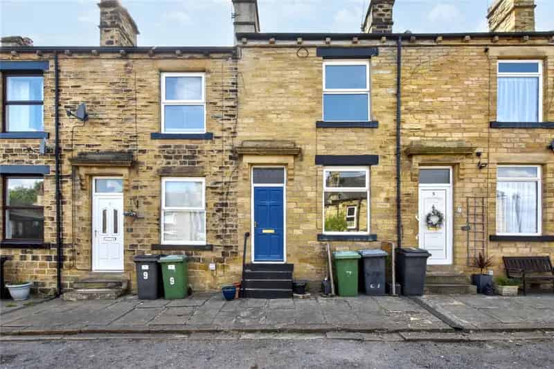 Charming Through Terrace House in Pudsey