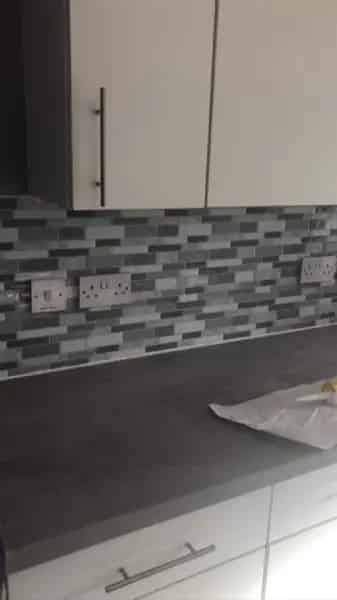 2 Bed Flat with Lift, Balcony & Parking - Near Shops & Transport