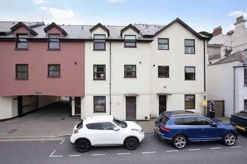 3 Bed Townhouse for Sale Near Amenities and Train Station