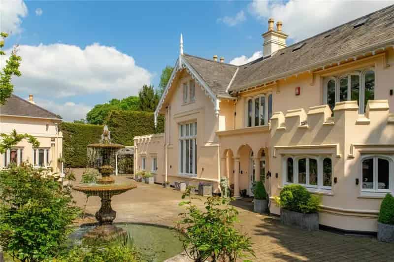 Highwood Lodge Estate: Luxurious Country Living near London