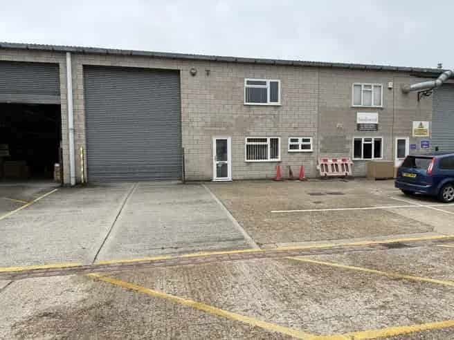 Industrial Unit: Mezzanine Office, Modern Amenities, Ample Parking