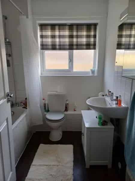 Semi Detached House Near Reigate 2 Double Bedrooms