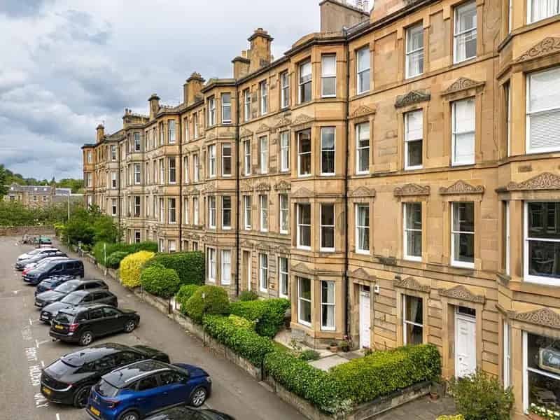 3 Bedroom Flat for Sale in Edinburgh