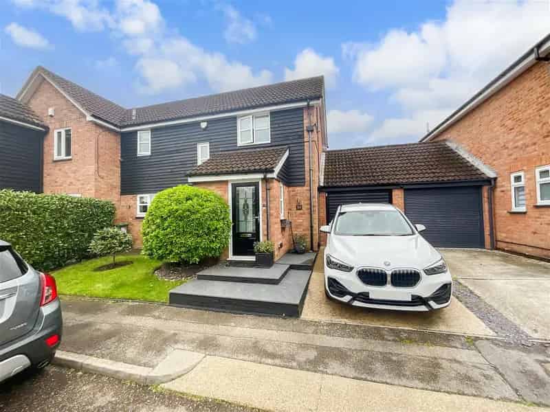3 Bedroom Semi-Detached House For Sale Near Laindon Station