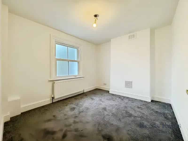 1 Bedroom Flat to Rent SW12 Newly Refurbished Basement Flat