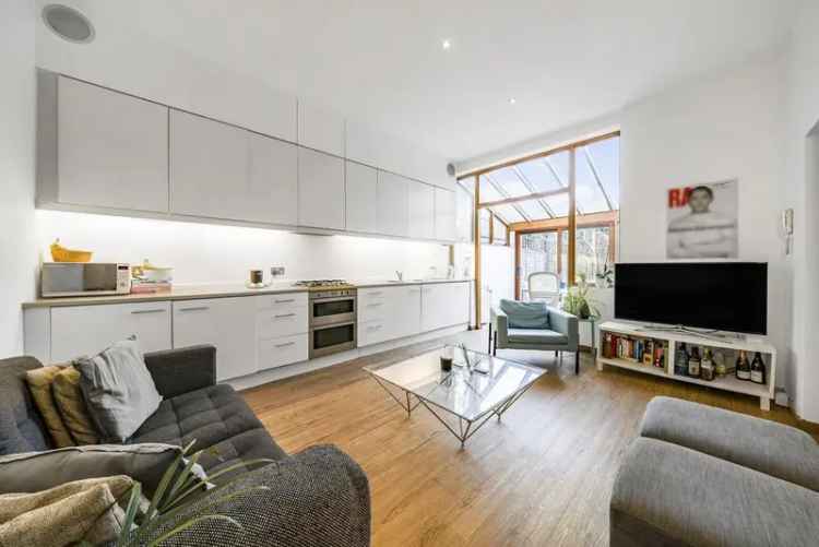Flat For Sale in London, England