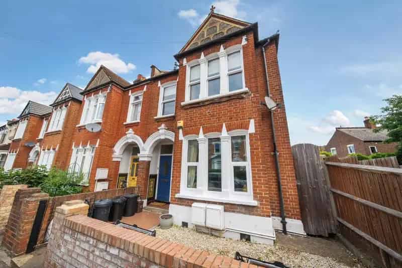 2-Bedroom Garden Maisonette Near Tooting Stations